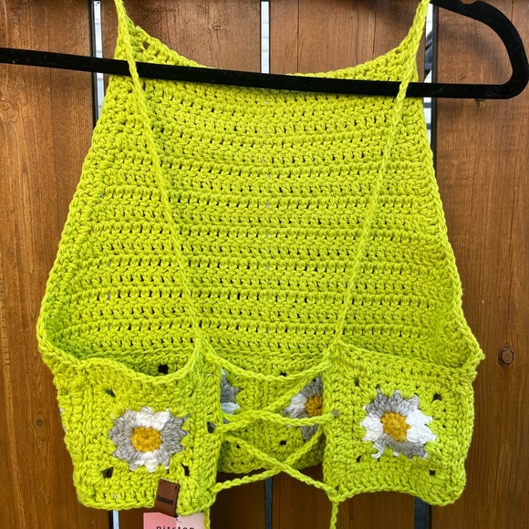 Handmade crochet floral top with open back - Picture 2 of 4